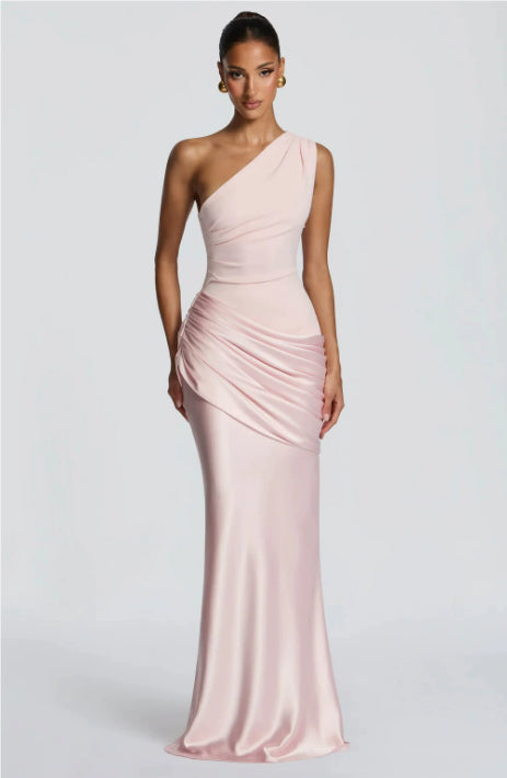 Élégante robe longue pour femme à une épaule