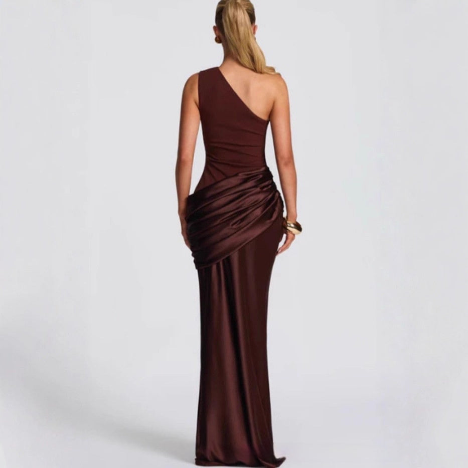 Élégante robe longue pour femme à une épaule