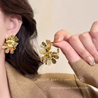 Japanese Style Minimalist Gold Flower Stud Earrings  Dainty Elegant Alloy Floral Statement Jewelry For Women Daily Wear