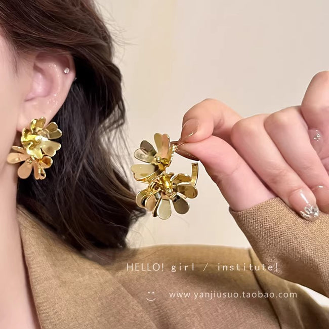 Japanese Style Minimalist Gold Flower Stud Earrings  Dainty Elegant Alloy Floral Statement Jewelry For Women Daily Wear Hover Image