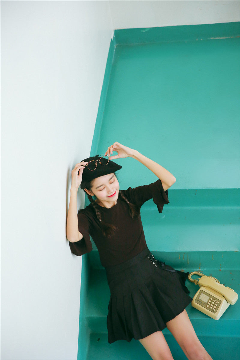 Pleated skirt with bow tie