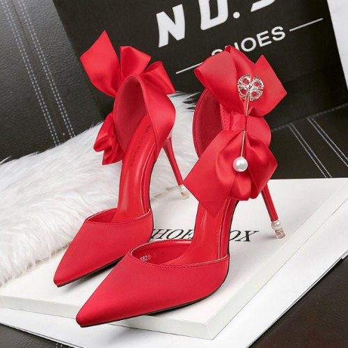 Pointed high heels Hover Image