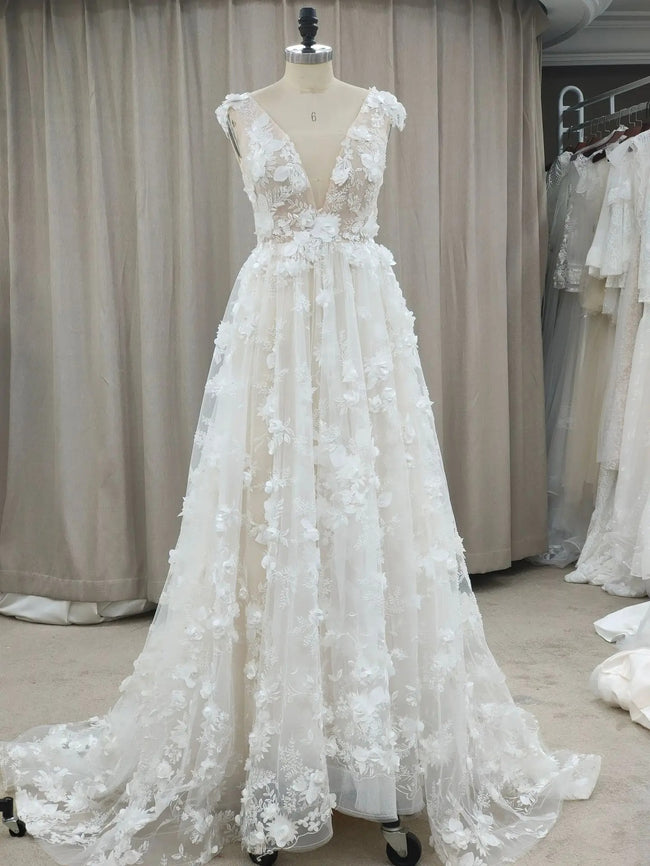 Women's White Lace Wedding Dress Main Image