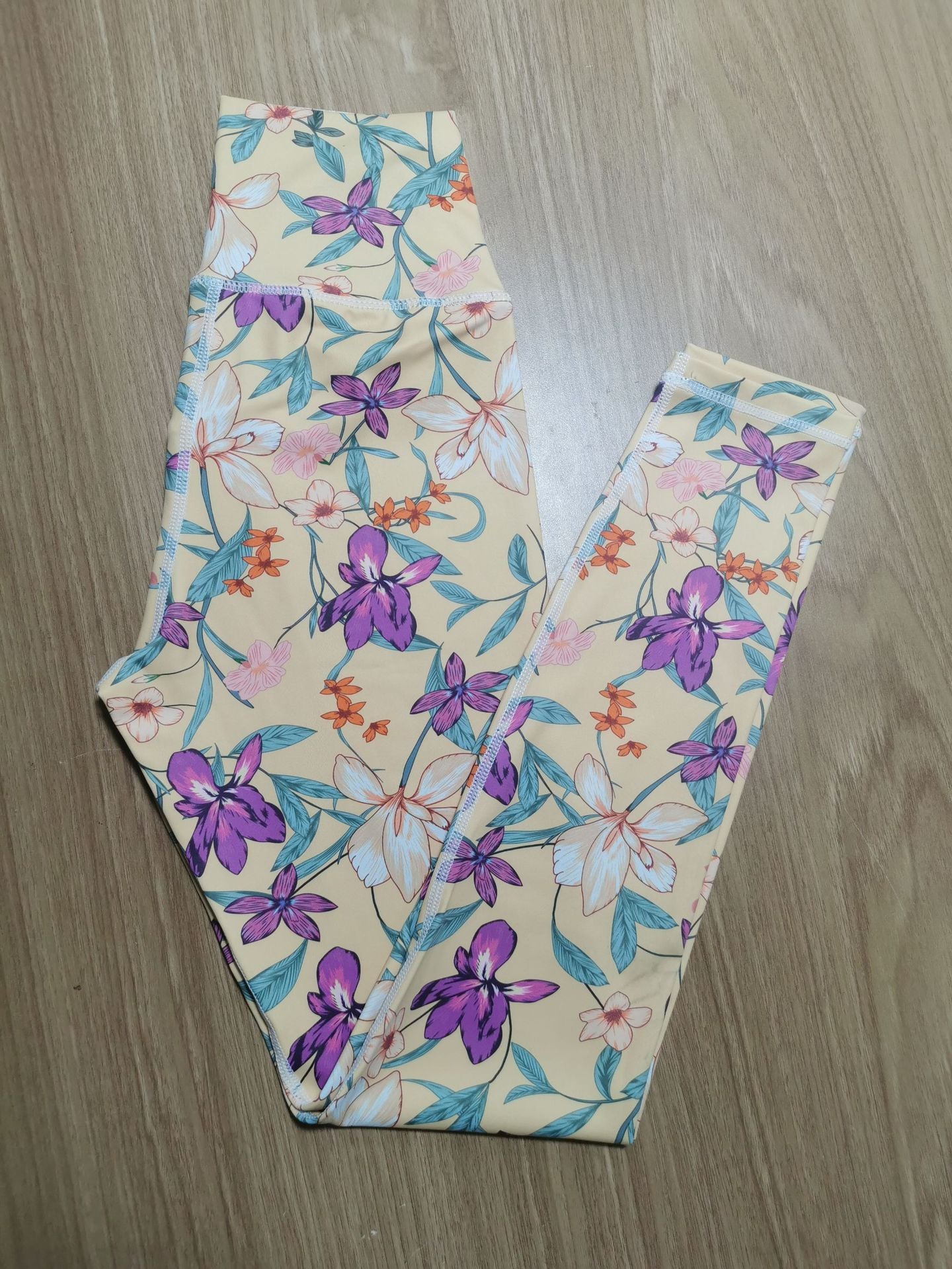 Colorful Printed Yoga Suit For Women With Tank Top And Chest Pad